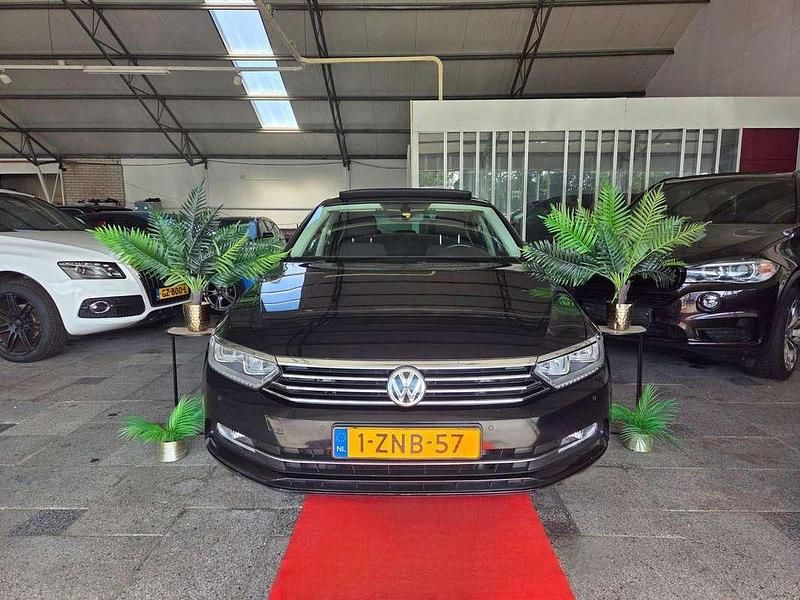 Zwart Gebruikt 2015 VW Passat Highline Sedan | € 9.998 (Eerlijke prijs) - Afbeelding 1/3