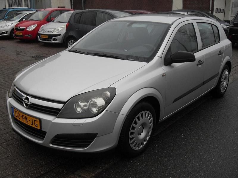 Grijs Occasion 2004 Opel Astra Essentia Hatchback | € 1.450 (Goede deal) - Afbeelding 1/4