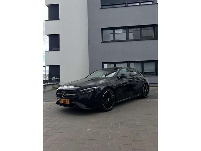 Zwart Gebruikt 2023 Mercedes A200 Hatchback | € 31.990 (Iets duurder) - Afbeelding 1/4