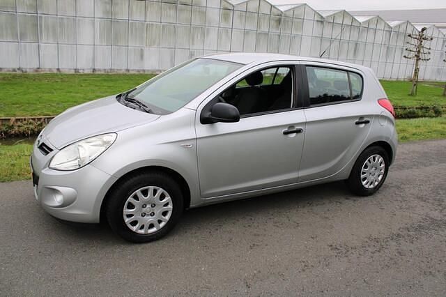 Grijs (metallic) Gebruikt 2011 Hyundai i20 Hatchback | € 4.950 (Eerlijke prijs) - Afbeelding 1/4