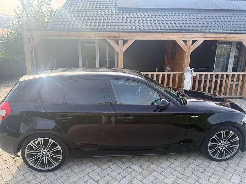 Zwart Occasion 2007 BMW 118 Hatchback | € 3.500 (Eerlijke prijs) - Afbeelding 1/4