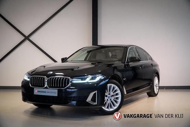 Zwart Gebruikt 2023 BMW 530e Comfort Edition Sedan | € 42.950 (Super prijs) - Afbeelding 1/4