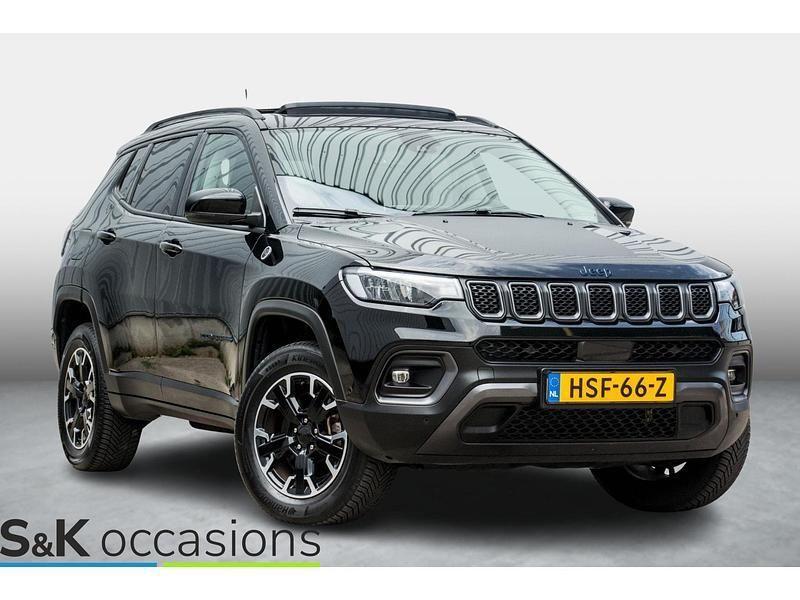 Zwart Gebruikt 2022 Jeep Compass Trailhawk SUV | € 25.950 (Eerlijke prijs) - Afbeelding 1/4