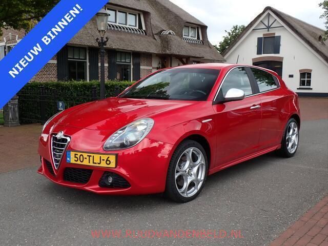Rood Gebruikt 2012 Alfa Romeo Giulietta Distinctive Hatchback | € 5.900 (Eerlijke prijs) - Afbeelding 1/4
