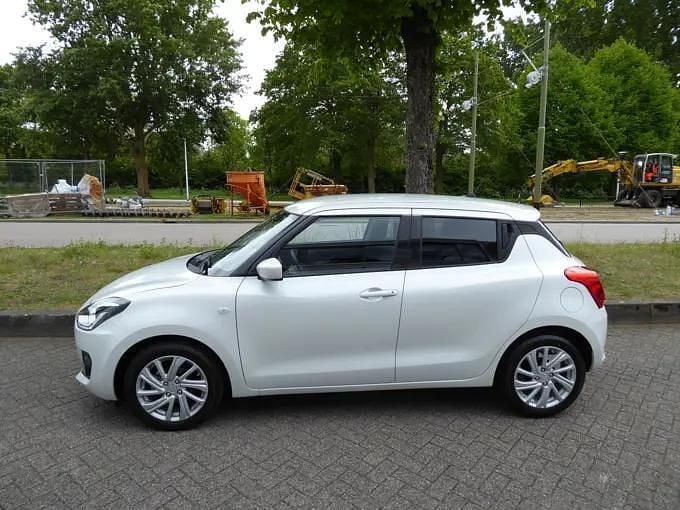 Wit Gebruikt 2024 Suzuki Swift Hatchback | € 18.900 (Eerlijke prijs) - Afbeelding 1/4