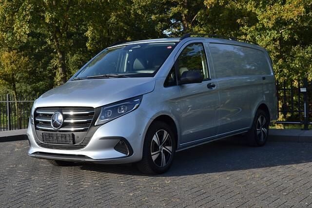 Zilver (metallic) Gebruikt 2024 Mercedes Vito Van | € 46.945 - Afbeelding 1/4