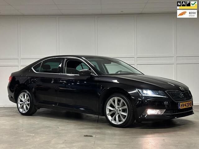 Zwart Gebruikt 2016 Skoda Superb Business Line Hatchback | € 10.750 (Iets duurder) - Afbeelding 1/4
