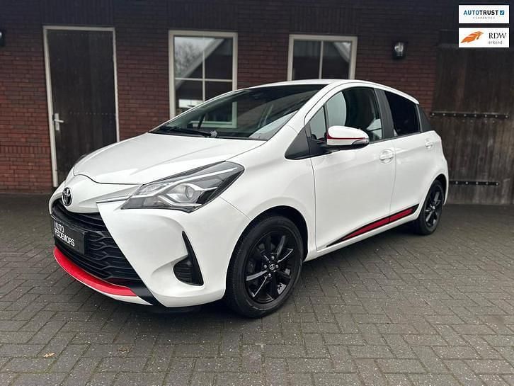 Wit (metallic) Gebruikt 2020 Toyota Yaris Connect Style Hatchback | € 12.950 (Eerlijke prijs) - Afbeelding 1/4