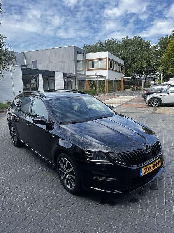 Zwart Occasion 2019 Skoda Octavia Sport Stationwagen | € 14.500 (Eerlijke prijs) - Afbeelding 1/4