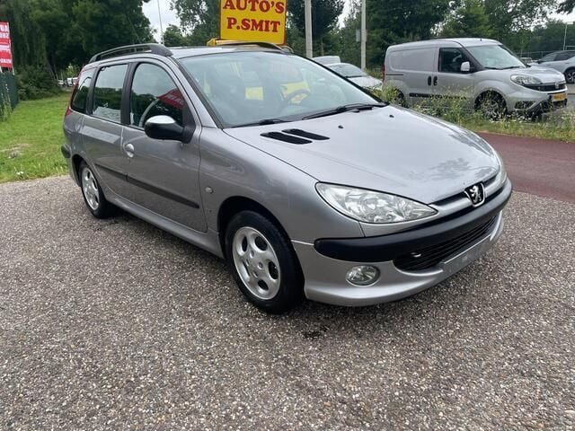 Grijs Gebruikt 2002 Peugeot 206 Stationwagen | € 1.450 (Eerlijke prijs) - Afbeelding 1/4