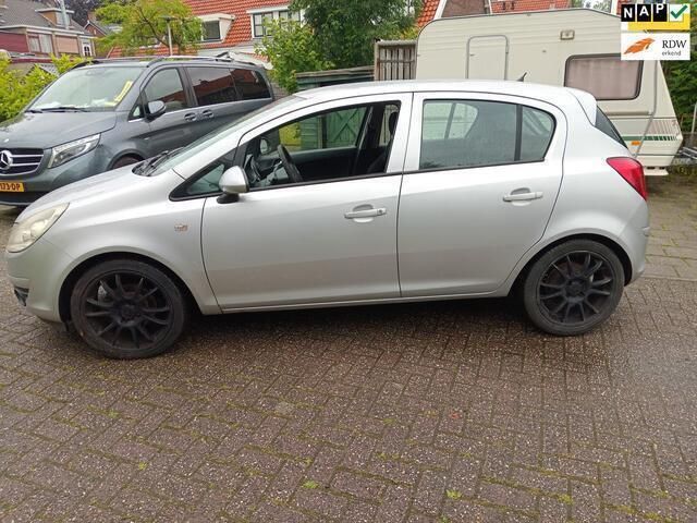 Grijs Gebruikt 2008 Opel Corsa Enjoy Hatchback | € 2.150 (Iets duurder) - Afbeelding 1/4