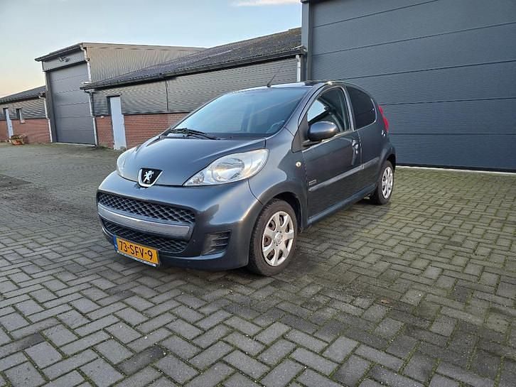 Grijs Occasion 2011 Peugeot 107 Sportium Hatchback | € 3.250 (Eerlijke prijs) - Afbeelding 1/4