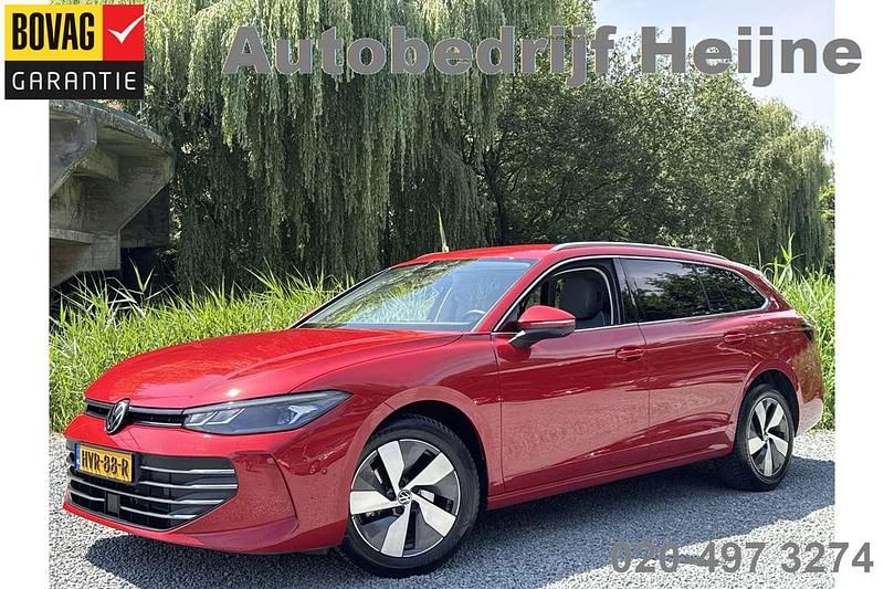 Rood, metallic lak Gebruikt 2024 VW Passat Business Stationwagen | € 35.945 (Eerlijke prijs) - Afbeelding 1/4