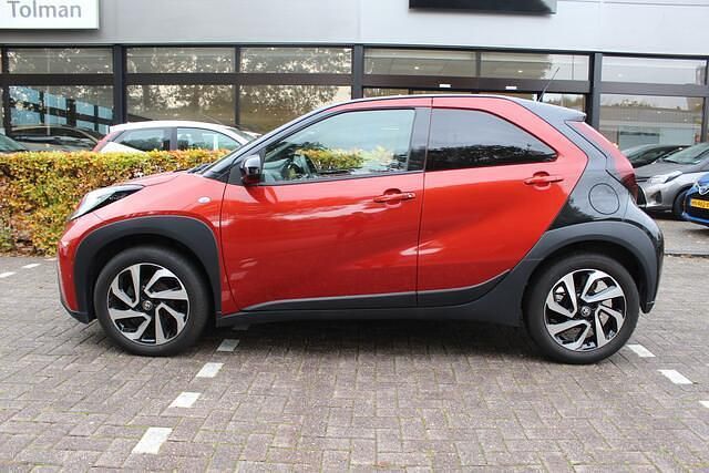 Rood Gebruikt 2024 Toyota Aygo X Envy SUV | € 19.950 - Afbeelding 1/3