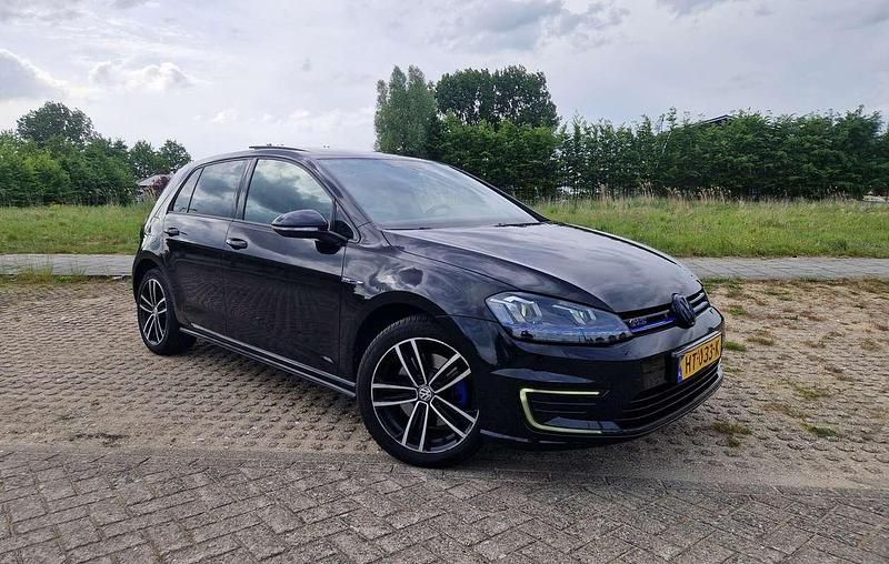 Zwart Occasion 2015 VW Golf VII GTE Hatchback | € 12.490 (Eerlijke prijs) - Afbeelding 1/4