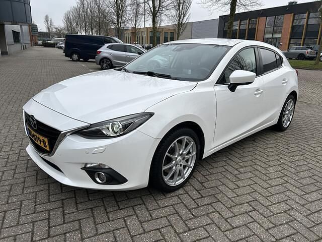 Wit Occasion 2016 Mazda 3 Hatchback | € 12.495 (Eerlijke prijs) - Afbeelding 1/4