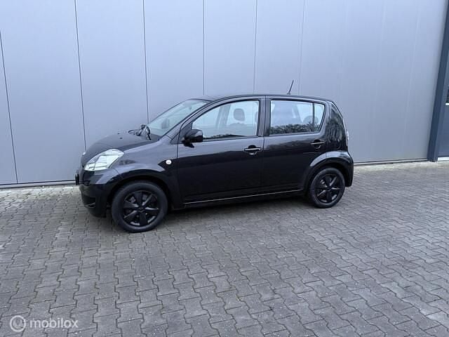 Occasion Daihatsu Sirion 69 PK (50 kW) 2010 Zwart Hatchback