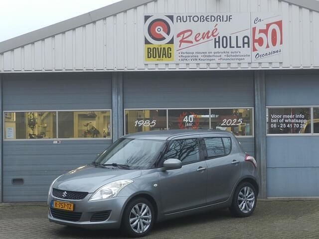 Grijs (metallic) Gebruikt 2014 Suzuki Swift Hatchback | € 6.940 (Goede deal) - Afbeelding 1/4