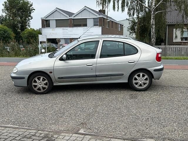 Occasion Renault Mégane 107 PK (78 kW) 2001 Grijs Hatchback