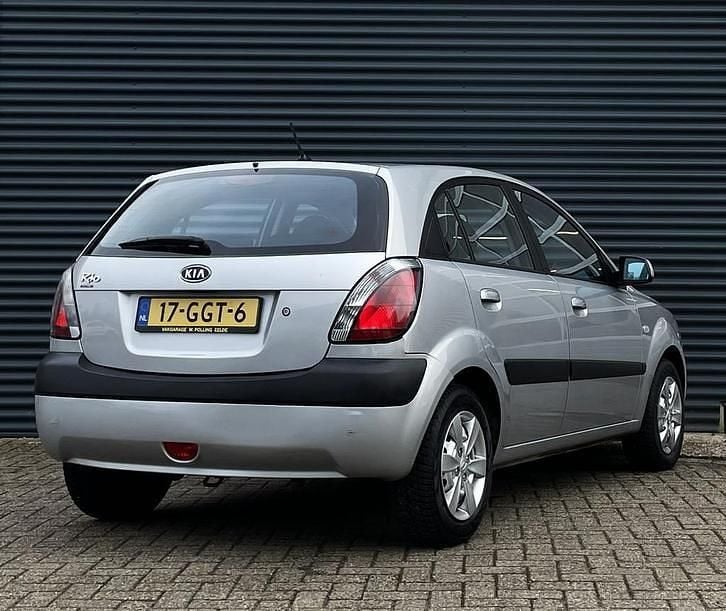 Occasion Kia Rio 97 PK (71 kW) 2008 Grijs Hatchback