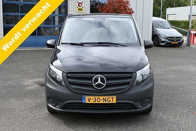 Zwart Gebruikt 2023 Mercedes Vito Van | € 32.950 (Eerlijke prijs) - Afbeelding 1/4