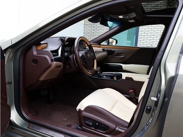 Occasion Lexus ES300H President Line 218 PK (160 kW) 2020 Groen (metallic) Sedan