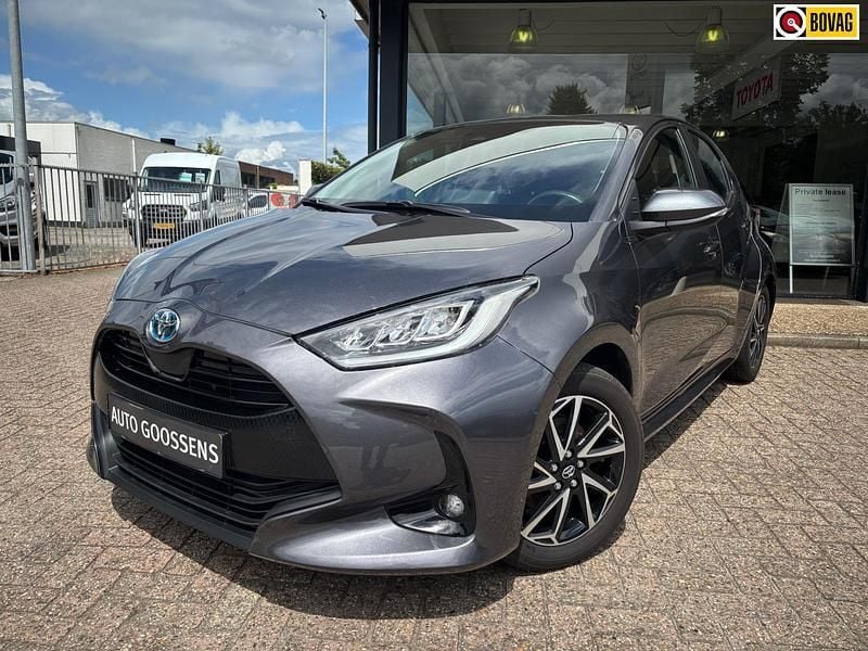 Grijs Gebruikt 2022 Toyota Yaris Hybrid Hatchback | € 22.250 (Eerlijke prijs) - Afbeelding 1/4