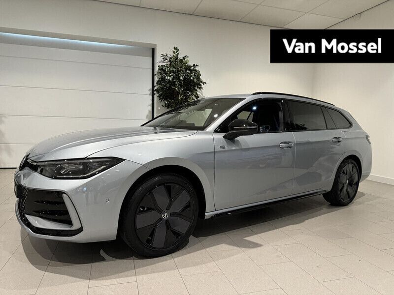Grijs, metallic lak Nieuw 2025 VW Passat R-line Edition Stationwagen | € 59.945 (Duur) - Afbeelding 1/4