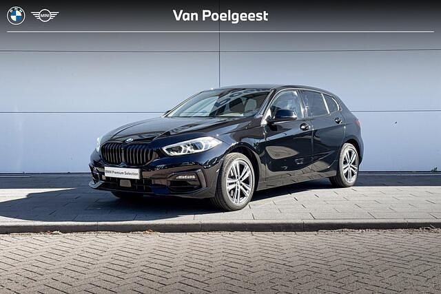 Schwarz uni (668) Gebruikt 2023 BMW 116 Sport Line Hatchback | € 29.900 (Eerlijke prijs) - Afbeelding 1/4