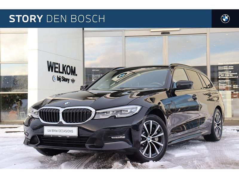Zwart (metallic) Occasion 2021 BMW 330e Executive Stationwagen | € 29.450 (Eerlijke prijs) - Afbeelding 1/4