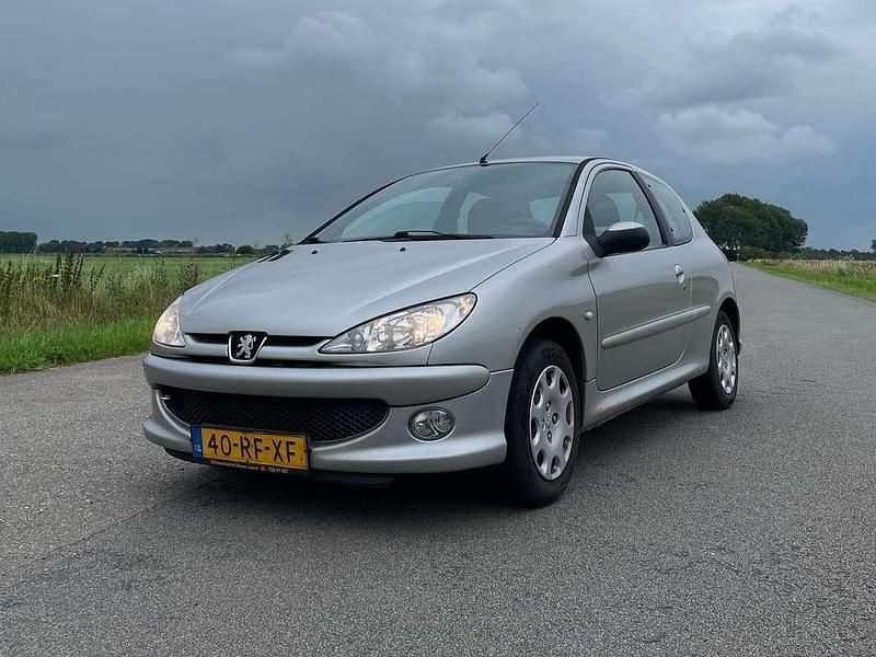 Zilver Gebruikt 2005 Peugeot 206 Hatchback | € 900 (Goede deal) - Afbeelding 1/4