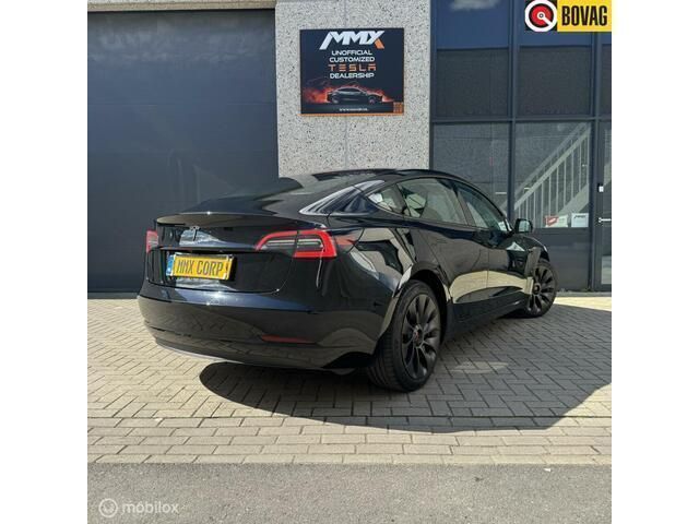 Zwart Gebruikt 2022 Tesla Model 3 Standard Range Plus Sedan | € 28.999 (Eerlijke prijs) - Afbeelding 1/4