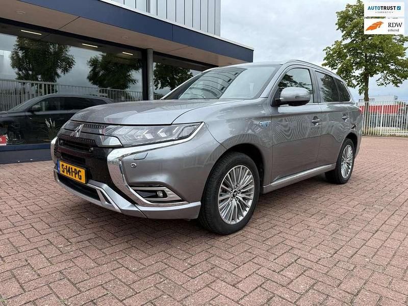 Grijs Gebruikt 2019 Mitsubishi Outlander P-HEV Edition SUV | € 19.995 (Super prijs) - Afbeelding 1/4