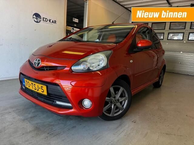 Oranje, metallic lak Gebruikt 2012 Toyota Aygo Hatchback | € 3.995 (Eerlijke prijs) - Afbeelding 1/4