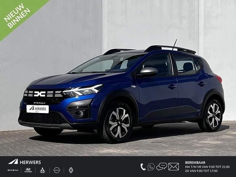 Ijzerblauw Gebruikt 2023 Dacia Sandero Stepway Hatchback | € 19.985 (Eerlijke prijs) - Afbeelding 1/4