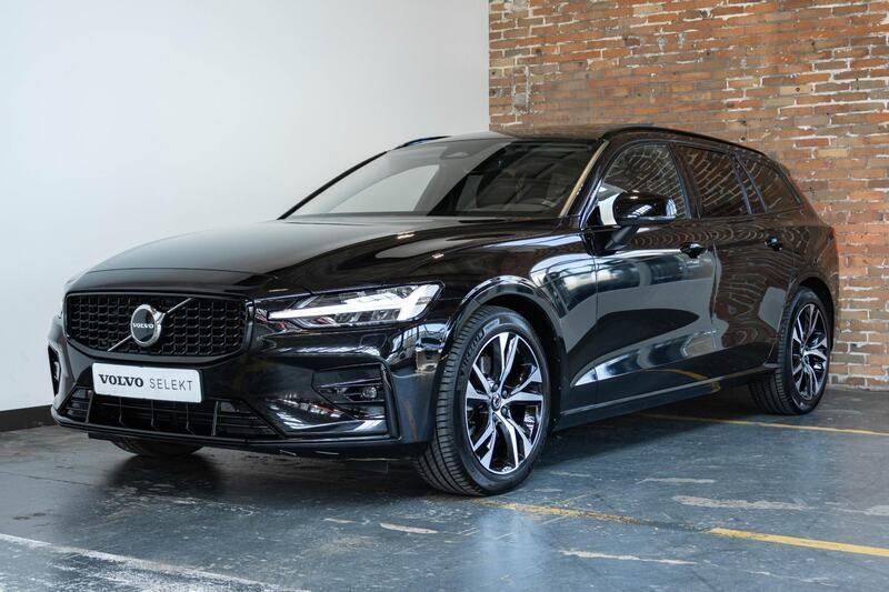 Zwart Gebruikt 2024 Volvo V60 Plus Stationwagen | € 43.500 (Iets duurder) - Afbeelding 1/4