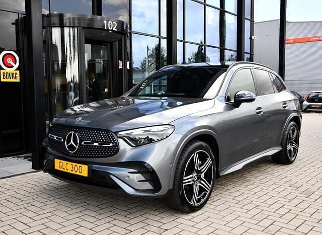 Grijs Gebruikt 2023 Mercedes GLC300 AMG line SUV | € 68.750 (Goede deal) - Afbeelding 1/4