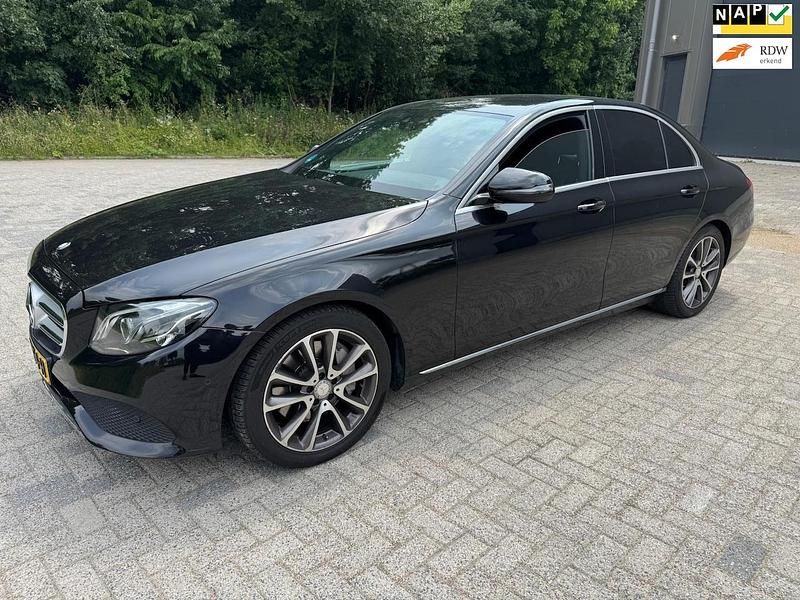 Zwart (metallic) Gebruikt 2016 Mercedes E350 Edition Sedan | € 18.750 (Goede deal) - Afbeelding 1/4