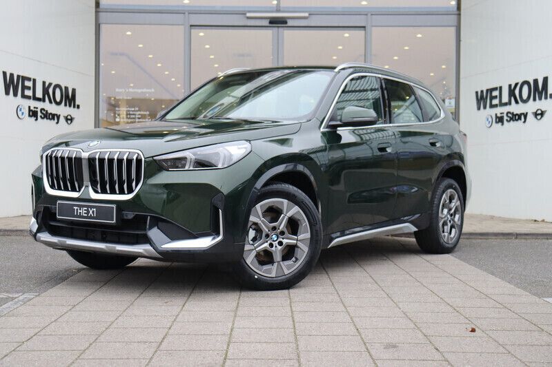 Groen, metallic lak Nieuw 2024 BMW X1 xLine SUV | € 63.346 (Iets duurder) - Afbeelding 1/4