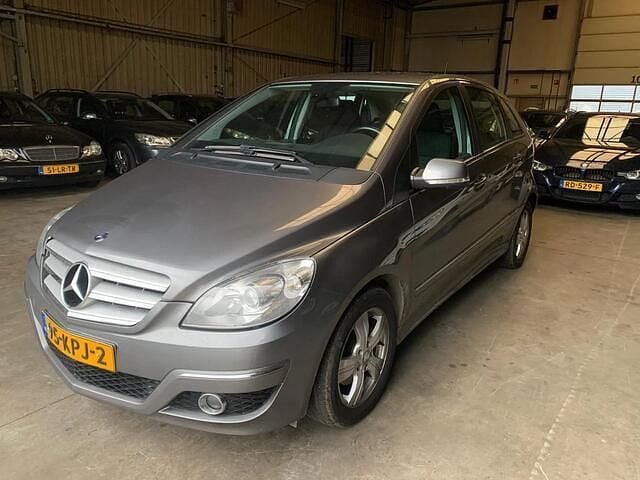 Grijs (metallic) Gebruikt 2010 Mercedes 200 Business Hatchback | € 2.900 - Afbeelding 1/4