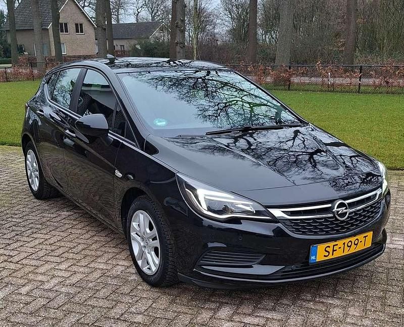 Zwart Occasion 2018 Opel Astra Edition Hatchback | € 9.750 (Eerlijke prijs) - Afbeelding 1/4