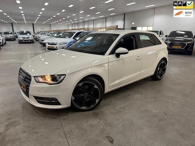 Wit Gebruikt 2013 Audi A3 Sportback Attraction Hatchback | € 9.949 (Eerlijke prijs) - Afbeelding 1/4