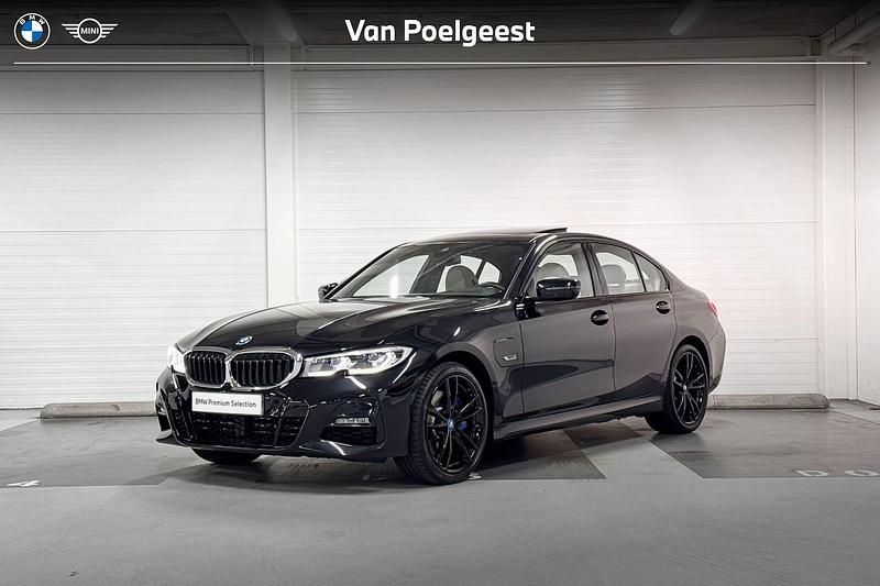 Saphirschwarz metallic (zwart metallic) Occasion 2021 BMW 330e Executive Sedan | € 39.900 (Eerlijke prijs) - Afbeelding 1/4
