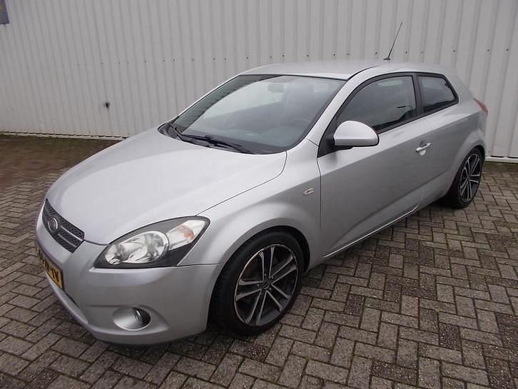 Zilver Gebruikt 2008 Kia ProCeed Hatchback | € 3.995 (Eerlijke prijs) - Afbeelding 1/4