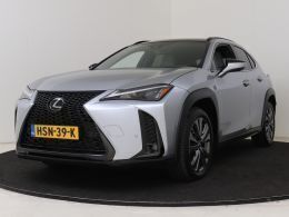 Satin silver black roof (licht grijs metallic) Gebruikt 2024 Lexus UX 300e Sport Design Packet SUV | € 44.950 - Afbeelding 1/4