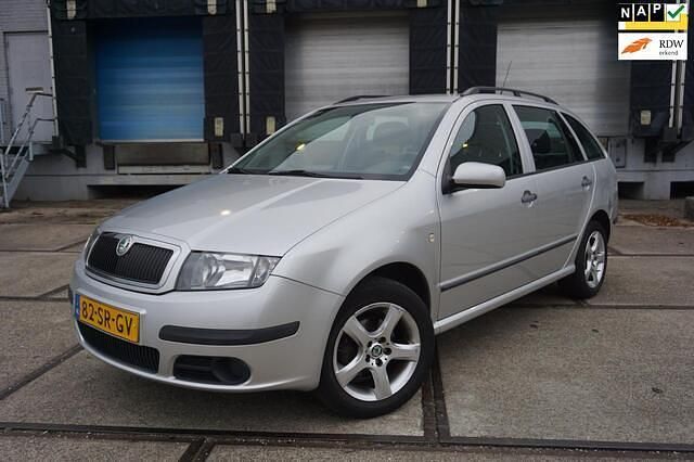 Grijs Gebruikt 2006 Skoda Fabia Hatchback | € 2.495 (Eerlijke prijs) - Afbeelding 1/4