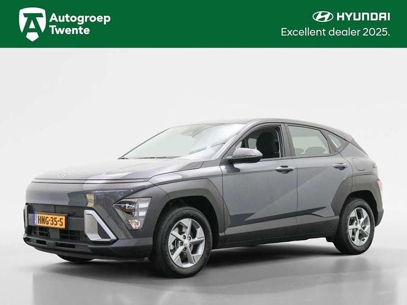 Ecotronic grey (grijs metallic) Gebruikt 2025 Hyundai Kona Comfort SUV | € 30.750 (Eerlijke prijs) - Afbeelding 1/4