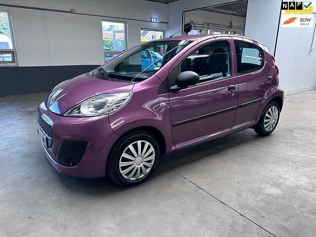 Paars Gebruikt 2012 Peugeot 107 Access Hatchback | € 2.950 (Eerlijke prijs) - Afbeelding 1/4