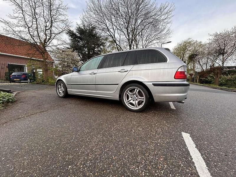 Zilver Occasion 2003 BMW 330 Stationwagen | € 5.900 (Eerlijke prijs) - Afbeelding 1/4