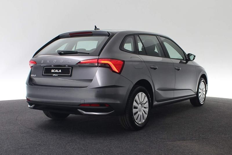 Nieuw Skoda Scala Essence 95 PK (69 kW) 2025 Grijs Hatchback